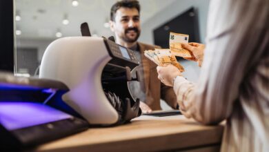 نصائح السفر إلى إيران: العملة، التواصل، والإنترنت مكتب الصرف